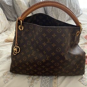 Louis bag. Style is not being made anymore . Lots of room, like new